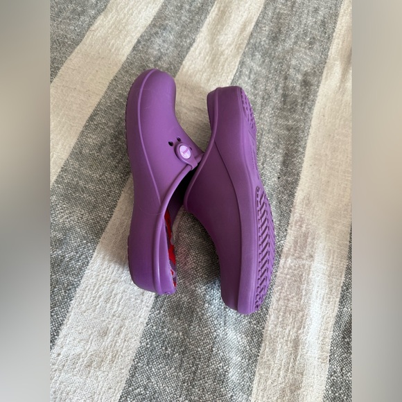 Purple Crocs SZ 10 Slip on Clogs shoes Purple/Red Cheetah Print inside - Picture 4 of 8